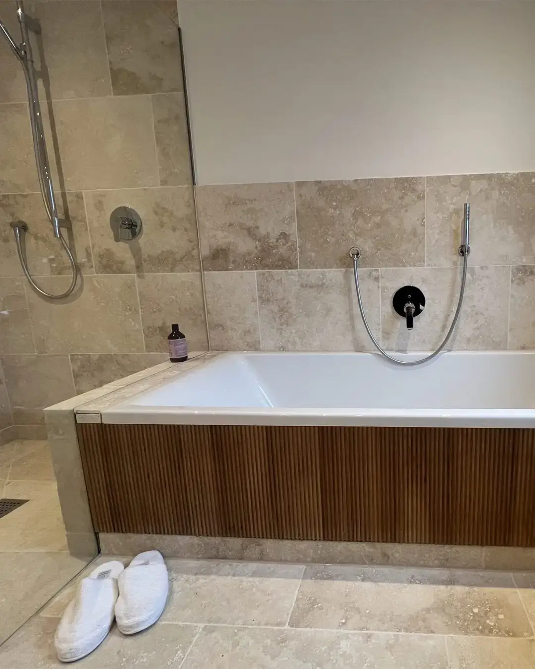 Kernsanierung einer Erdgeschosswohnung mit Erneuerung der Bäder und moderner Sanitärinstallation